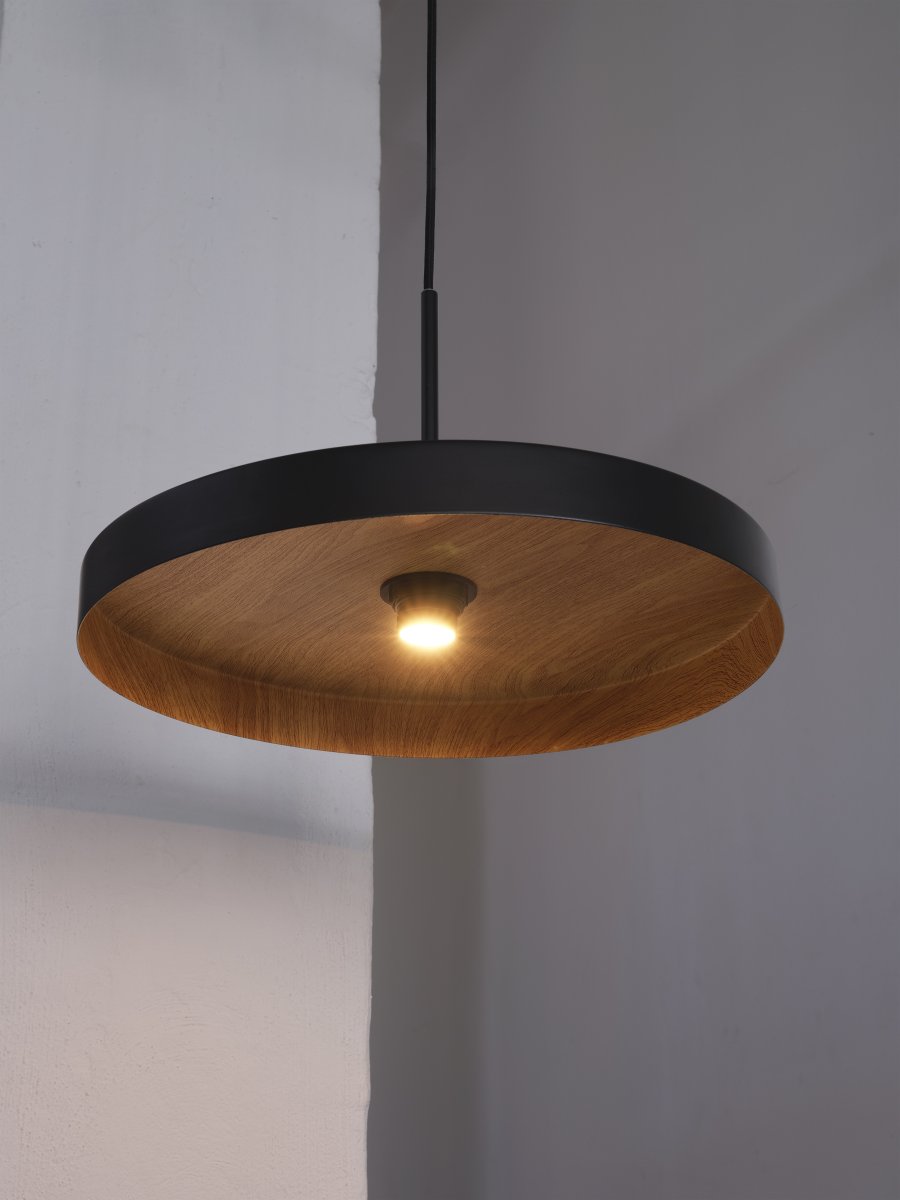 Plate Wood Ø40 Sort loftslampe Fra Osram - som giver et dejligt og varmt lysspredning i rummet.