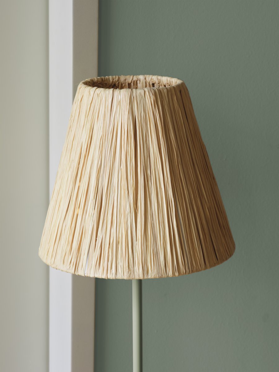 Raffia Natur gulvlampe Fra Ledvance - Skærmen lavet af raffia palmer i kombination med det grønne metal bidrager med en varm og naturlig atmosfære til rummet.