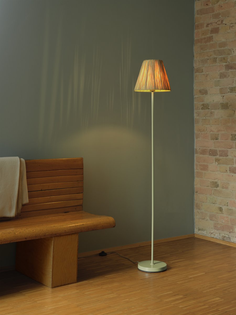 Raffia Natur gulvlampe Fra Ledvance - Skærmen lavet af raffia palmer i kombination med det grønne metal bidrager med en varm og naturlig atmosfære til rummet.