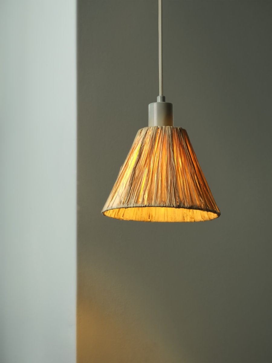 Raffia Ø20 Natur loftslampe Fra Ledvance - Sk&aelig;rmen lavet af raffia palmer i kombination med det gr&oslash;nne metal bidrager med en varm og naturlig atmosf&aelig;re til rummet.