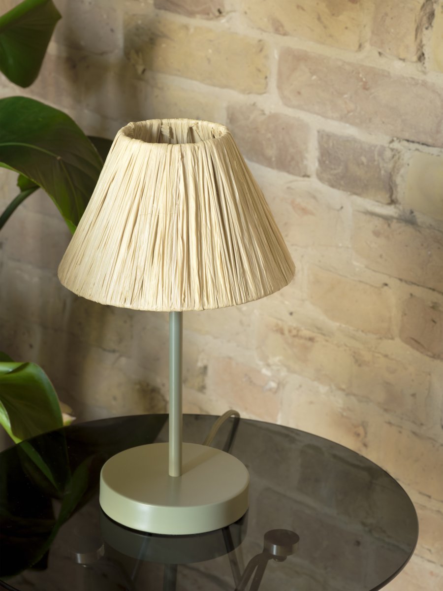 Raffia 33cm Natur bordlampe Fra Ledvance - Skærmen lavet af raffia palmer i kombination med det grønne metal bidrager med en varm og naturlig atmosfære til rummet.