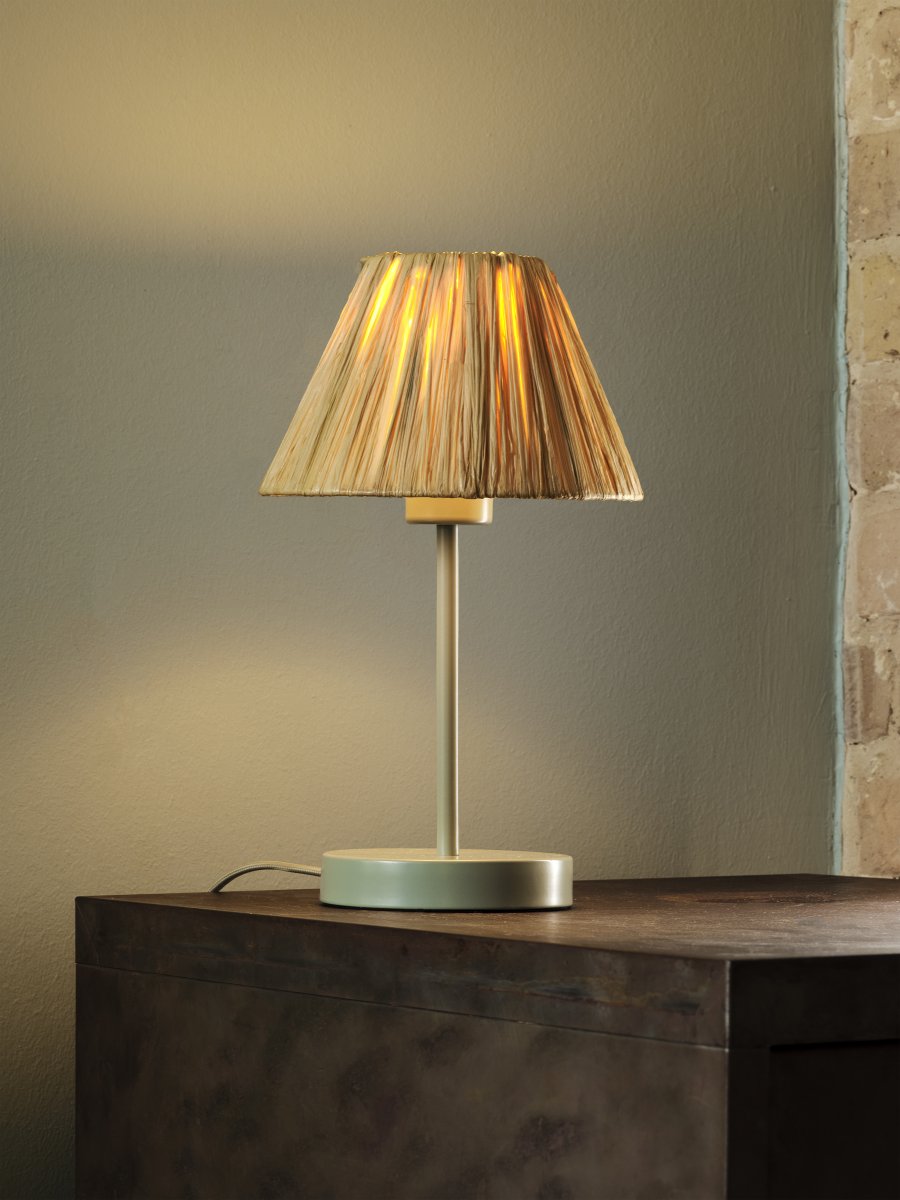 Raffia 33cm Natur bordlampe Fra Ledvance - Skærmen lavet af raffia palmer i kombination med det grønne metal bidrager med en varm og naturlig atmosfære til rummet.