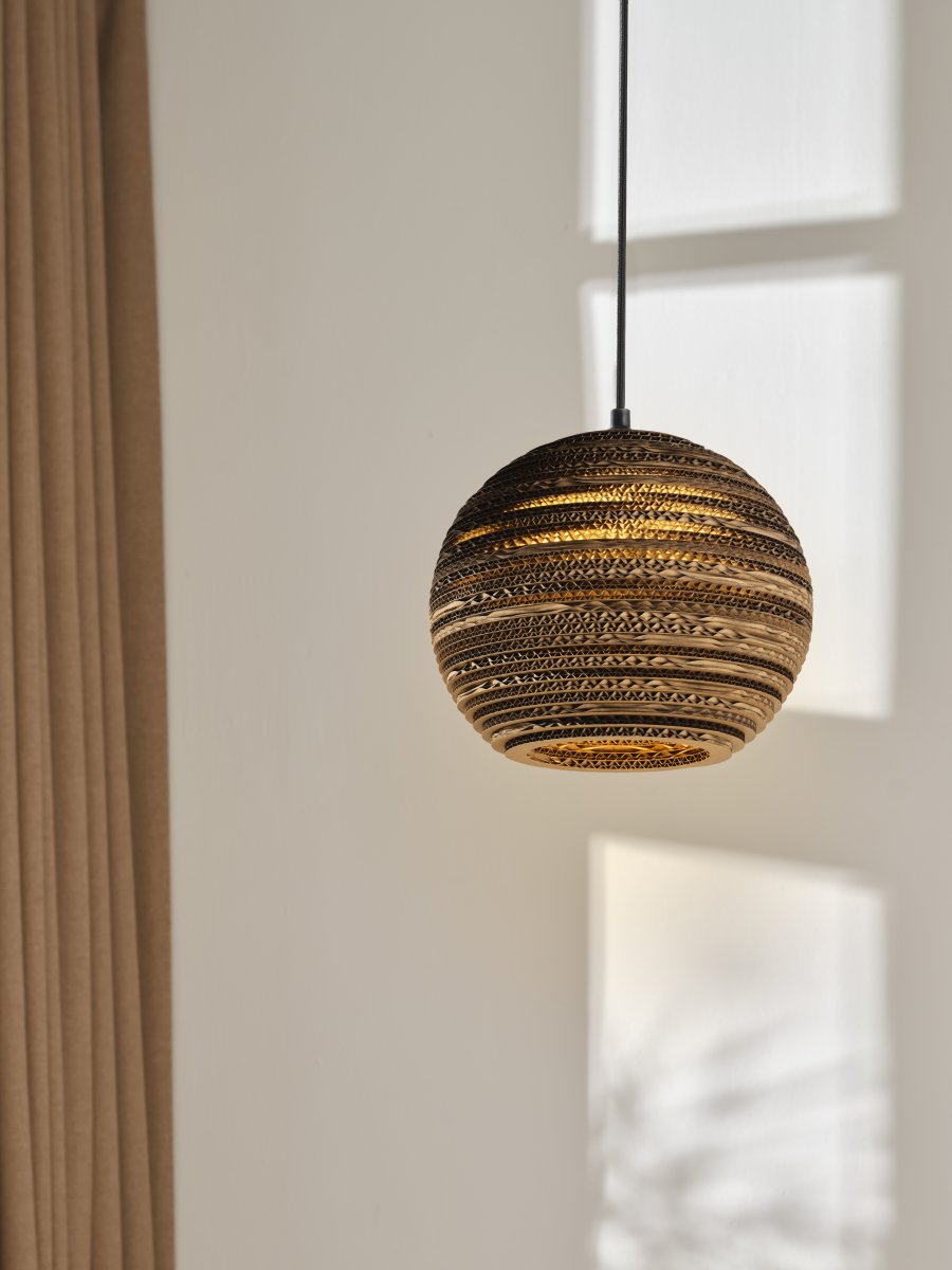Cardboard Ball Ø26 Brun loftslampe Fra Ledvance - Karton er et simpelt vedhæng med et bæredygtigt design.