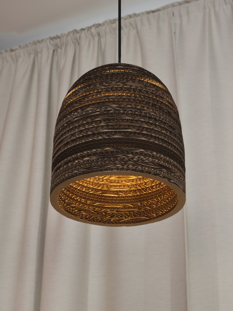 Cardboard Bell Ø25 Brun loftslampe Fra Ledvance - Karton er et simpelt vedhæng med et bæredygtigt design.
