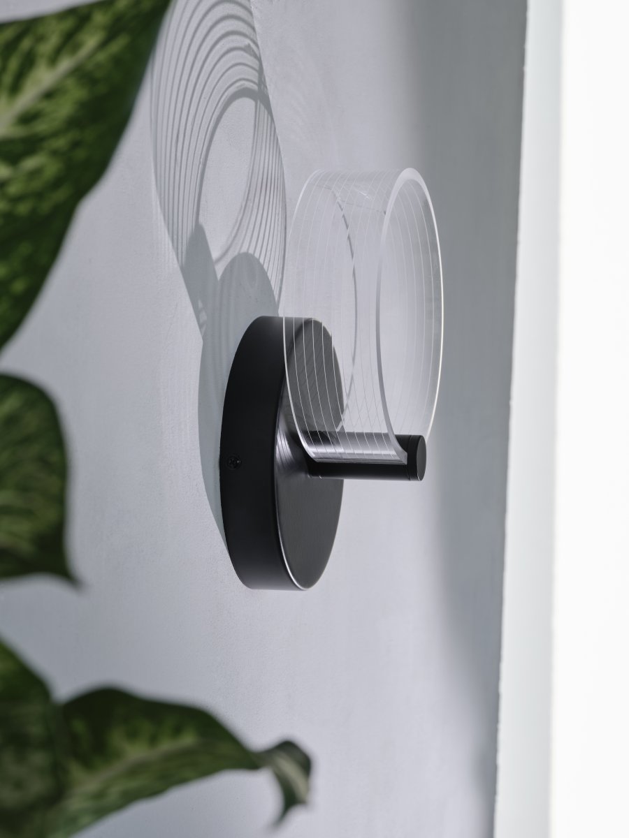 Circle PL 23cm Sort væglampe Fra Ledvance - I første trin lyser lampen i et varmt hvidt lys; 3000K, i anden fase skinner den i koldt hvidt lys på 4200K og i tredje skinner den i 6500K (dagslys).