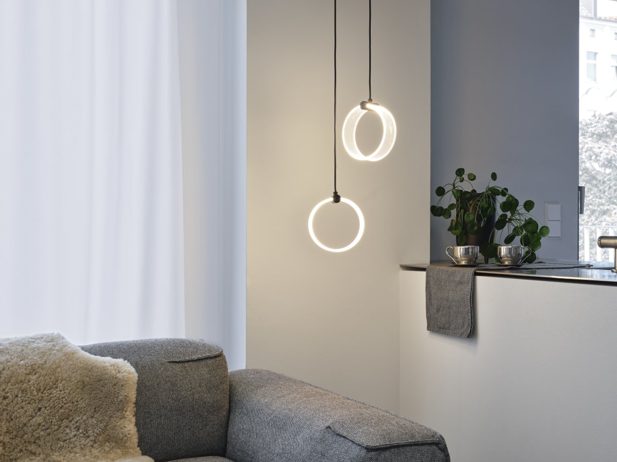 Circle PL 27cm Sort loftslampe Fra Ledvance - I første trin lyser lampen i et varmt hvidt lys på; 3000K, i anden fase skinner den i koldt hvidt lys på 4200K og i tredje skinner den i 6500K (dagslys).