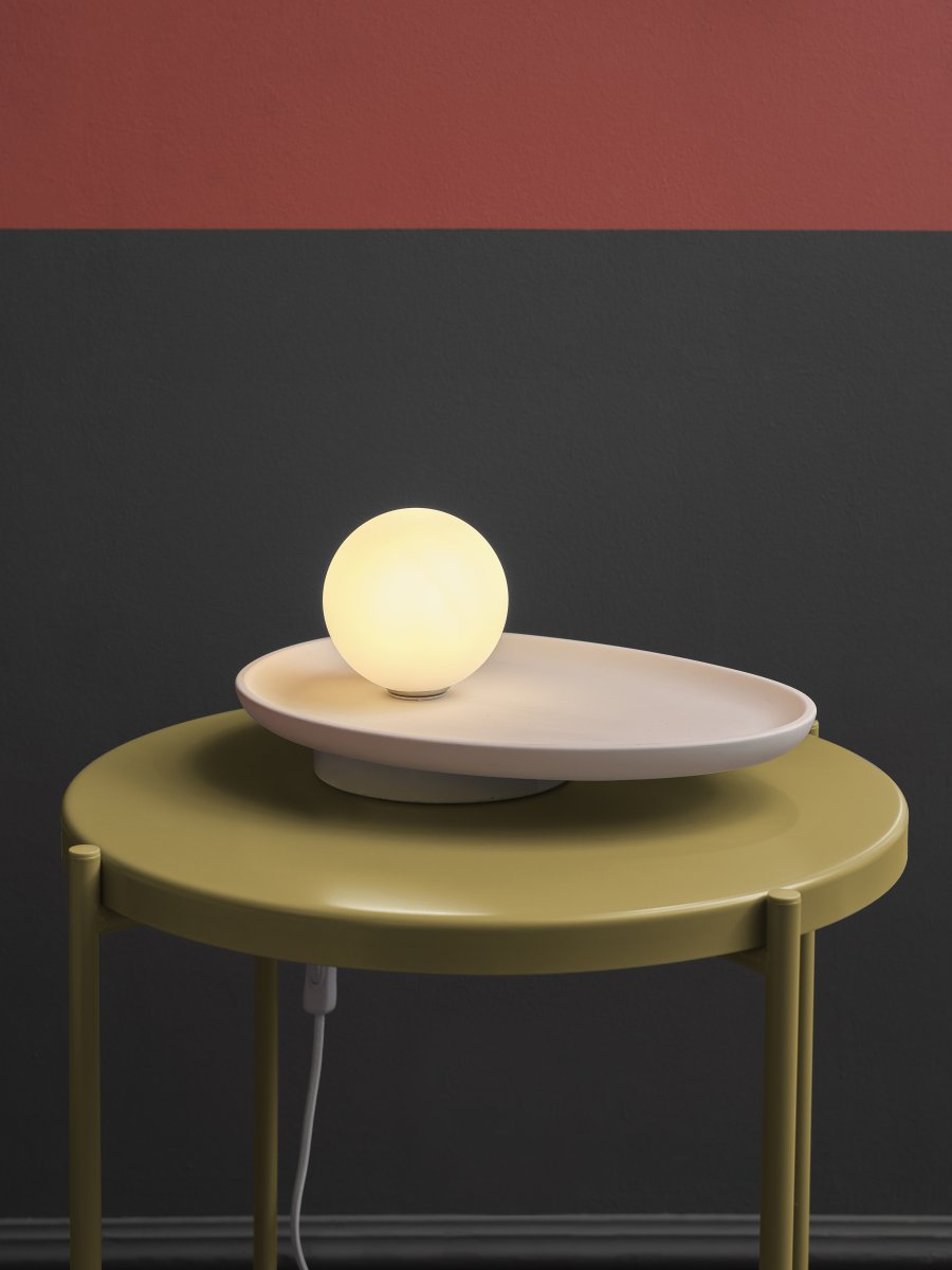 Plaster Nest 14cm Hvid bordlampe Fra Ledvance - Glaskupan i opal som omfamnar ljusk&auml;llan skapar ett fint och bl&auml;ndfritt ljus i rummet.