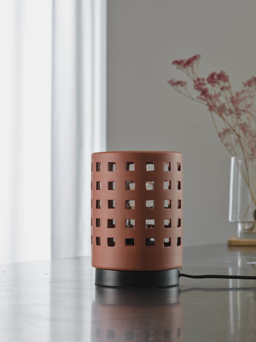 Clay Windows 15cm Brun bordlampe Fra Ledvance - Placera f&ouml;rslagsvis i vardagsrummet som st&auml;mningsbelysning eller i sovrummet som s&auml;nglampa.