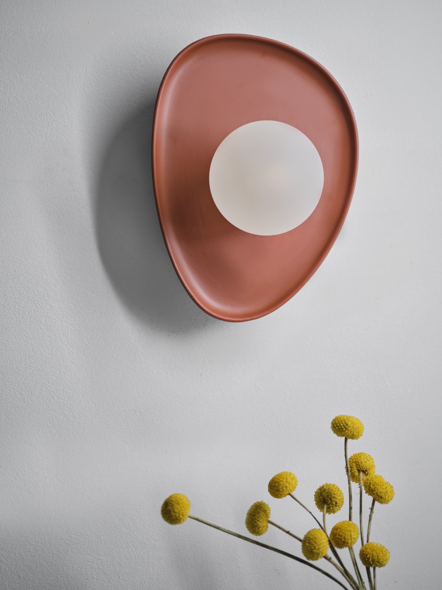 Clay Nest 26cm Brun væglampe Fra Ledvance - Glaskupan i opal som omfamnar ljusk&auml;llan skapar ett fint och bl&auml;ndfritt ljus i rummet.