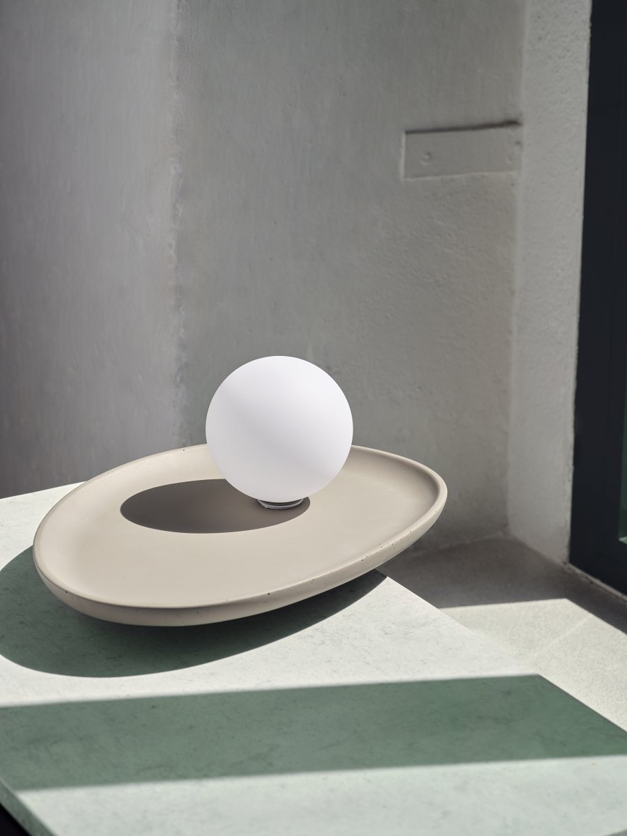 Concrete Nest 14cm Grå bordlampe Fra Ledvance - Glaskupan i opal som omfamnar ljusk&auml;llan skapar ett fint och bl&auml;ndfritt ljus i rummet.