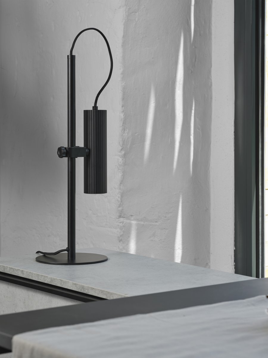 Drums 50cm Sort skrivebordslampe Fra Ledvance - Drums er en moderne bordlampe med et minimalistisk design.