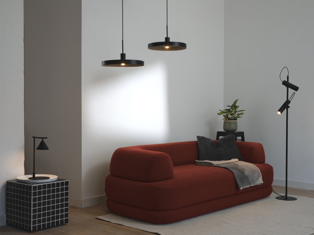 Plate Ø40 Sort loftslampe Fra Ledvance - Indersiden af skærmen har en beige farve som giver en flot og skarp lysspredning i rummet.