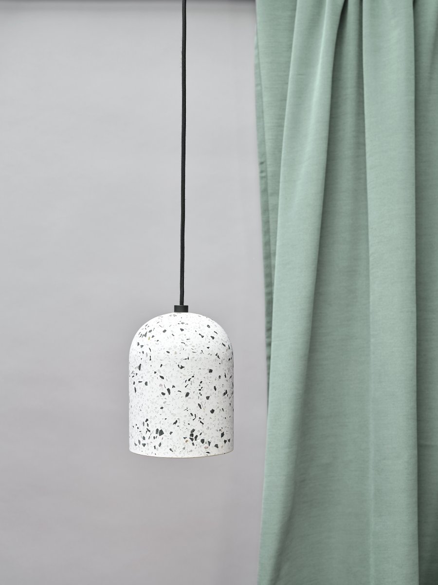 Pill Ø15 Hvid loftslampe Fra Osram - &Ouml;ppningen i botten g&ouml;r att du f&aring;r ett bl&auml;ndfritt ljus riktat ner&aring;t.