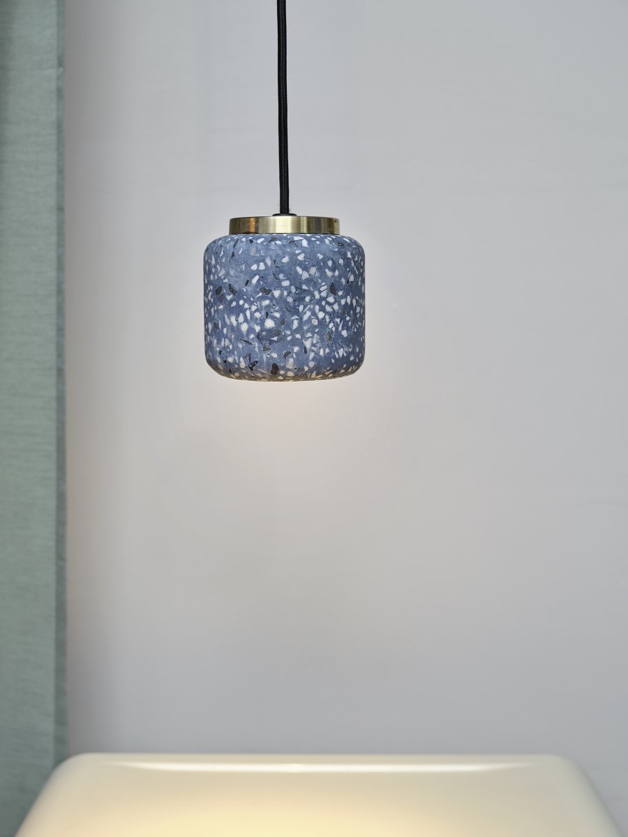 Terrazzo Ball Ø10 Blå loftslampe Fra Ledvance - Detaljerna i m&auml;ssing bidrar med en elegans till rummet.