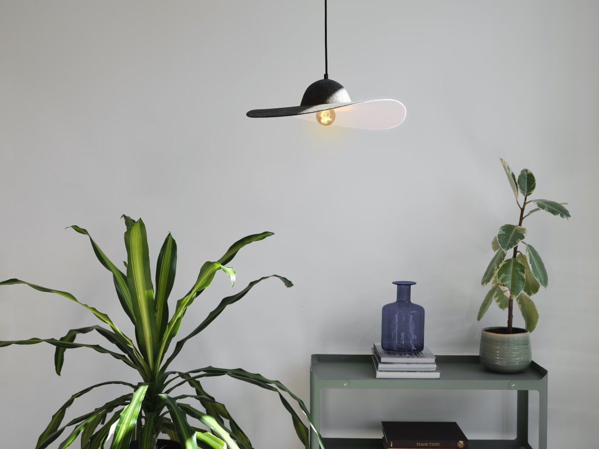 Felt Hat Ø50 Mørkegrå loftslampe Fra Ledvance - Felt Hat &auml;r en vacker pendel med sk&auml;rm formad som en hatt gjord av filt, vilket ger en fin och varm ljusspridning i rummet.