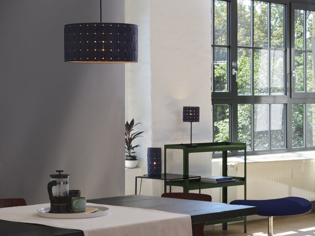 Felt Weaving Ø48 Mørkegrå loftslampe Fra Ledvance - Dekorativ pendel med sk&auml;rm gjord av fl&auml;tad filt vilket ger en fin och varm ljusspridning i rummet.