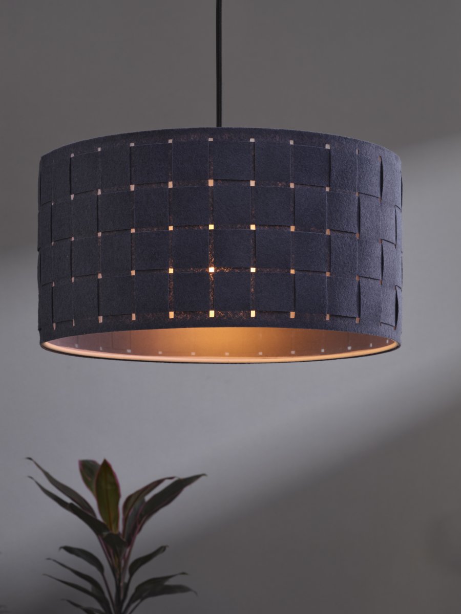 Felt Weaving Ø38 Mørkegrå loftslampe Fra Ledvance - Dekorativ pendel med sk&auml;rm gjord av fl&auml;tad filt vilket ger en fin och varm ljusspridning i rummet.