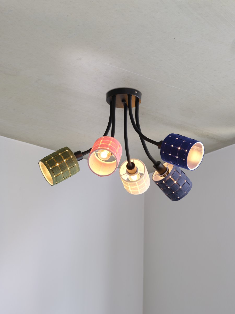 Felt Weaving Cans 63cm Flerfarvet plafond Fra Ledvance - Varje arm har en sk&auml;rm av fl&auml;tad filt vilket ger en fin och varm ljusspridning i rummet.
