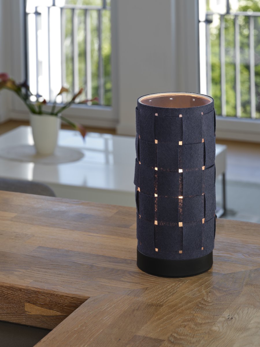 Felt Weaving 26cm Mørkegrå bordlampe Fra Ledvance - Dekorativ bordslampa med sk&auml;rm gjord av fl&auml;tad filt vilket ger en fin och varm ljusspridning i rummet.