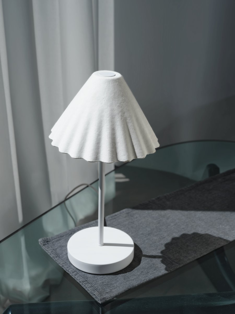 Pulp 40cm Hvid bordlampe Fra Ledvance - Str&oslash;mafbryder med indbygget lysd&aelig;mper er placeret p&aring; ledningen giver nem h&aring;ndtering og giver dig mulighed for at justere lysstyrken efter behov.