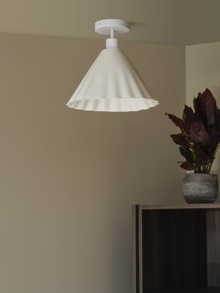 Pulp Ø30 Hvid plafond Fra Ledvance - Den dekorative papirsk&aelig;rm giver en flot spredning af lys i rummet.