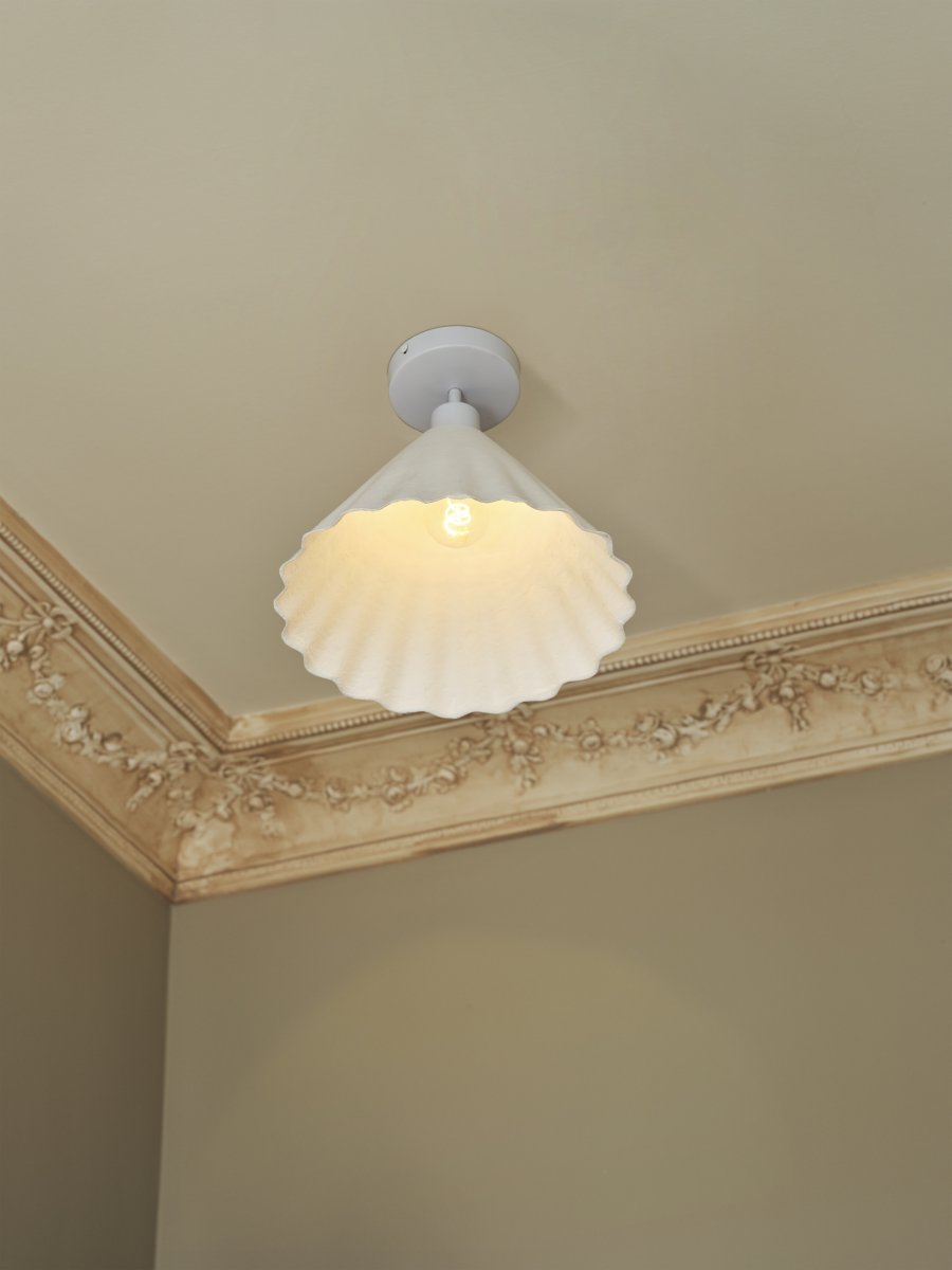 Pulp Ø30 Hvid plafond Fra Ledvance - Den dekorative papirsk&aelig;rm giver en flot spredning af lys i rummet.