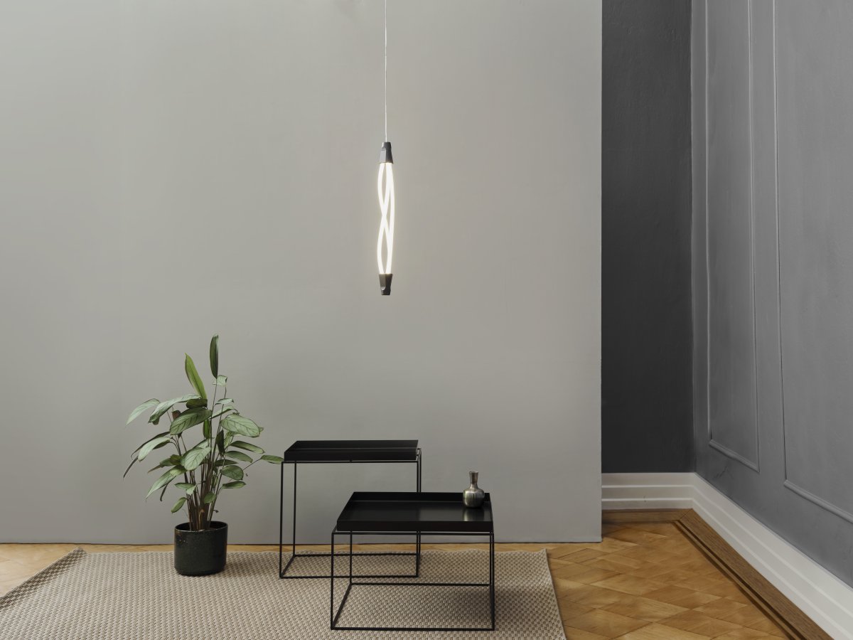 Swirl Ø15 Sort loftslampe Fra Ledvance - Lampan &auml;r 3-stegs dimbar med din vanliga v&auml;ggstr&ouml;mbrytare s&aring; du kan justera ljusstyrkan efter behov.