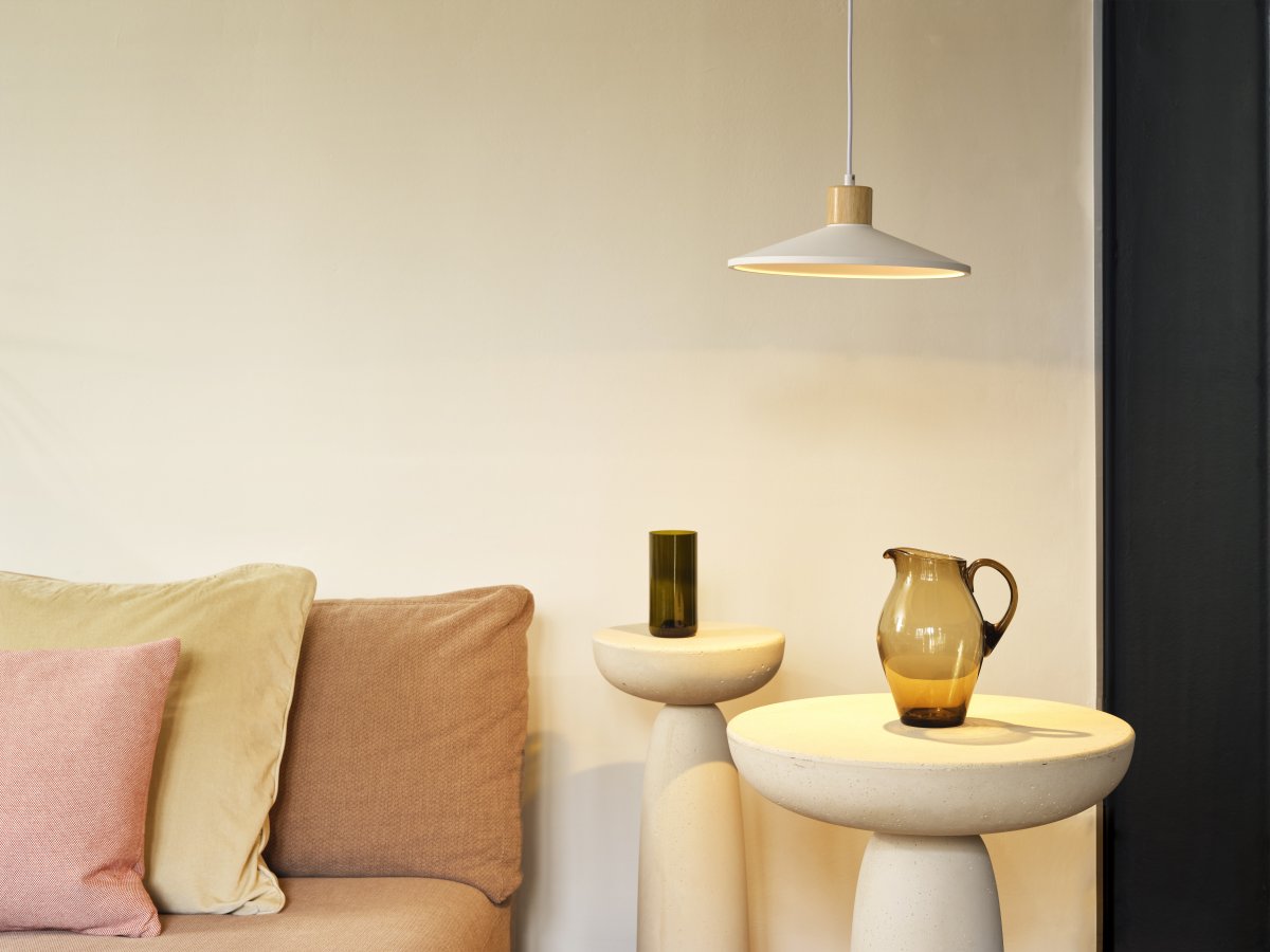 Plaster Wood Ø32 Hvid loftslampe Fra Ledvance - Den dekorative skærm støbt i gips giver en fin spredning af lys i rummet.