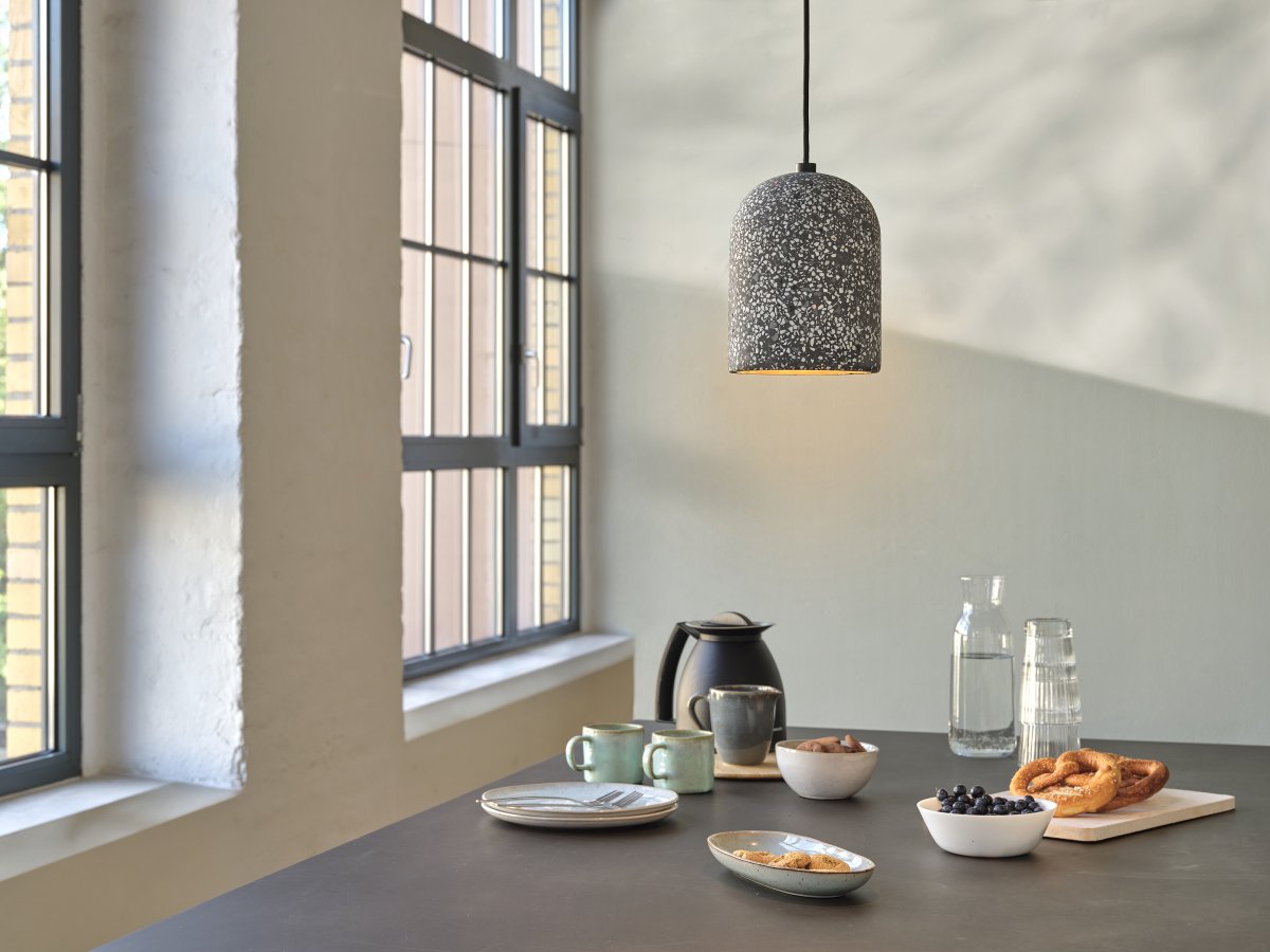 Pill Ø15 Sort loftslampe Fra Ledvance - &Ouml;ppningen i botten g&ouml;r att du f&aring;r ett bl&auml;ndfritt ljus riktat ner&aring;t.