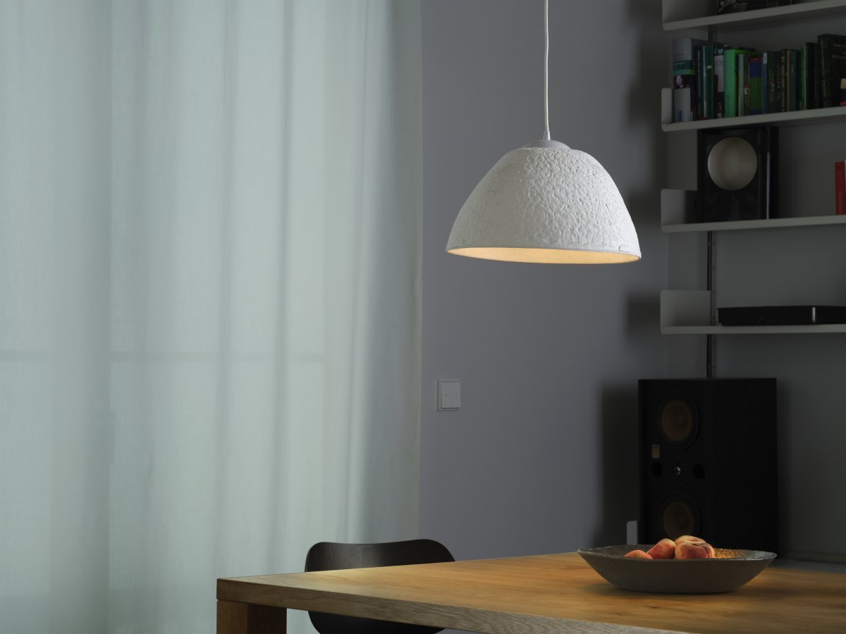 Camel Bell Ø38 Hvid loftslampe Fra Ledvance - Den dekorative skærm lavet af papir giver en flot spredning af lys ned.