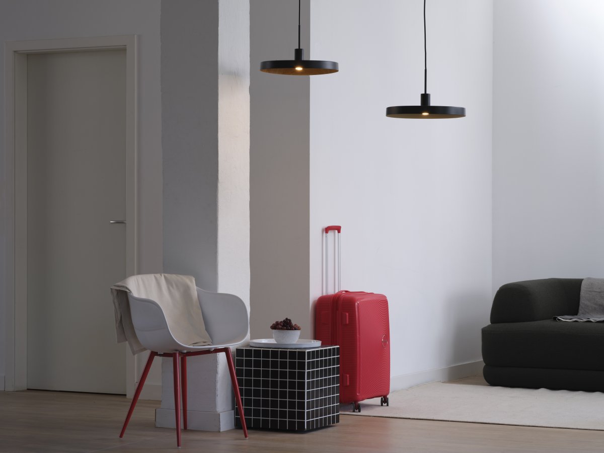 Plate Wood Ø40 Sort loftslampe Fra Osram - som giver et dejligt og varmt lysspredning i rummet.