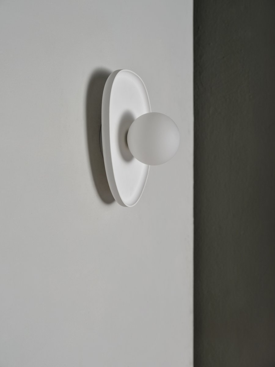 Plaster Nest 26cm Hvid væglampe Fra Ledvance - Glaskupan i opal som omfamnar ljusk&auml;llan skapar ett fint och bl&auml;ndfritt ljus i rummet.