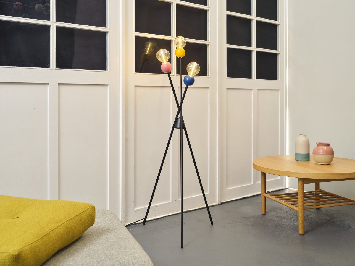 Bubble Flerfarvet gulvlampe Fra Ledvance - Bubble er en unik gulvlampe med dejlige farver i et legende design.