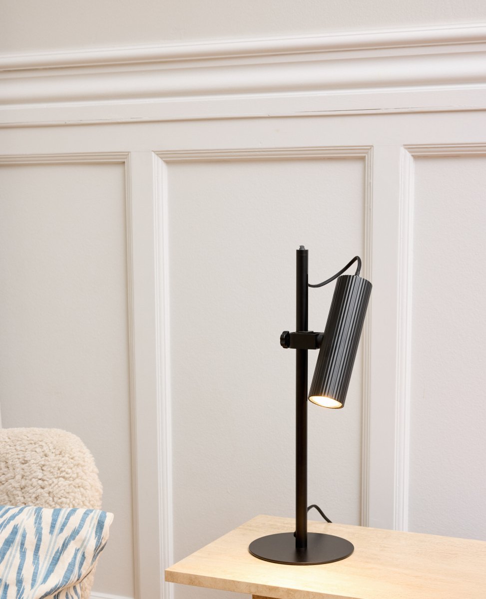 Drums 50cm Sort skrivebordslampe Fra Ledvance - Drums er en moderne bordlampe med et minimalistisk design.
