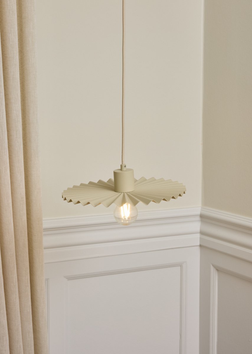 Plissee Ø30 Beige loftslampe Fra Ledvance - Den v&aring;giga sk&auml;rmen skapar ett vackert ljusspel i rummet n&auml;r lampan &auml;r t&auml;nd.