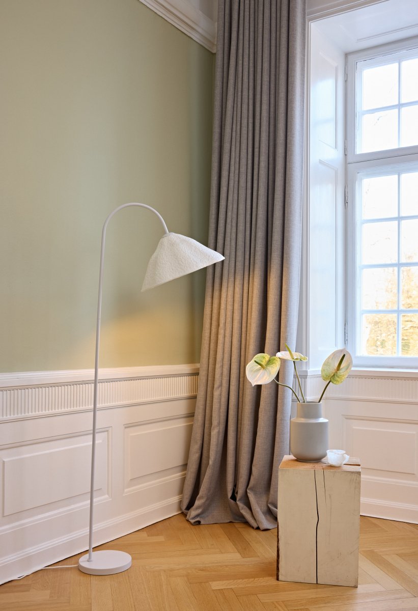 Lotus Leaf Hvid gulvlampe Fra Ledvance - Lotus Leaf &auml;er en smuk gulvlampe lavet af papirmach&eacute;&eacute; og stil.