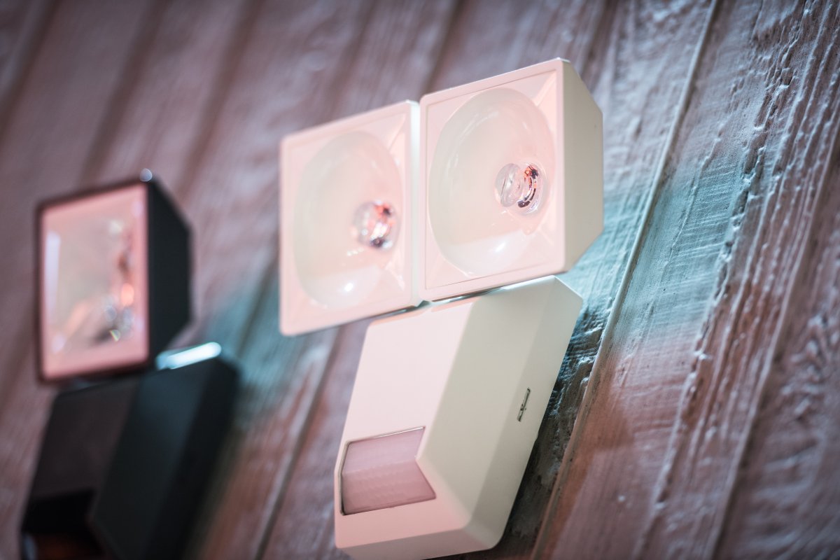 PRO Spot Sensor 16W Hvid udendørslampe Fra Ledvance - Den inbyggda r&ouml;relse-&nbsp;och skymningssensorn g&ouml;r att lampan t&auml;nds automatiskt vid r&ouml;relse i m&ouml;rker, vilket ger b&aring;de s&auml;kerhet och energieffektivitet.