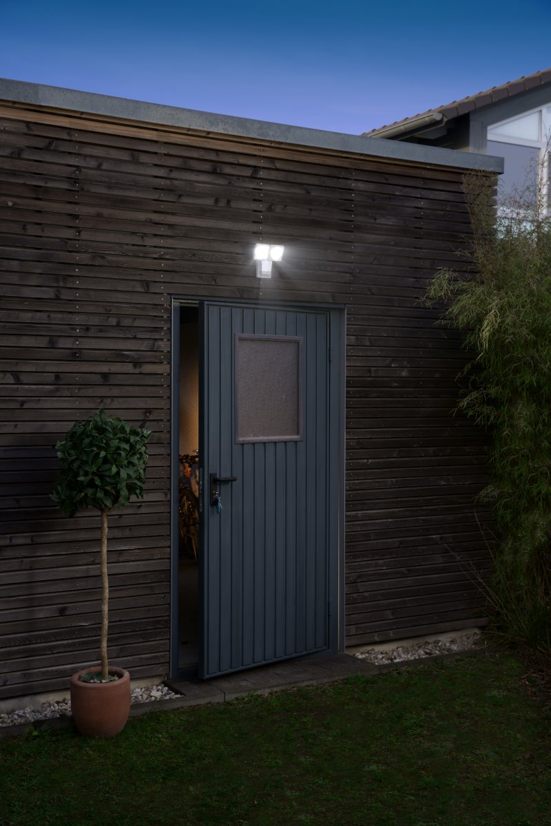 PRO Spot Sensor 16W Hvid udendørslampe Fra Ledvance - Den inbyggda r&ouml;relse-&nbsp;och skymningssensorn g&ouml;r att lampan t&auml;nds automatiskt vid r&ouml;relse i m&ouml;rker, vilket ger b&aring;de s&auml;kerhet och energieffektivitet.