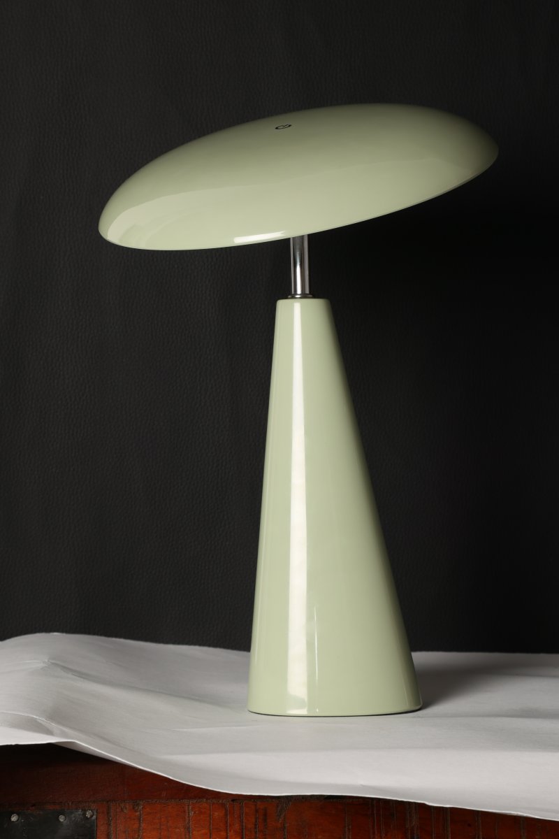 Audrey 33cm Lysegrøn bærbar Fra Eja - Den integrerede LED-belysning giver et behageligt lys, og lampen er dæmpbar, så du nemt kan skabe den rette atmosfære i rummet.