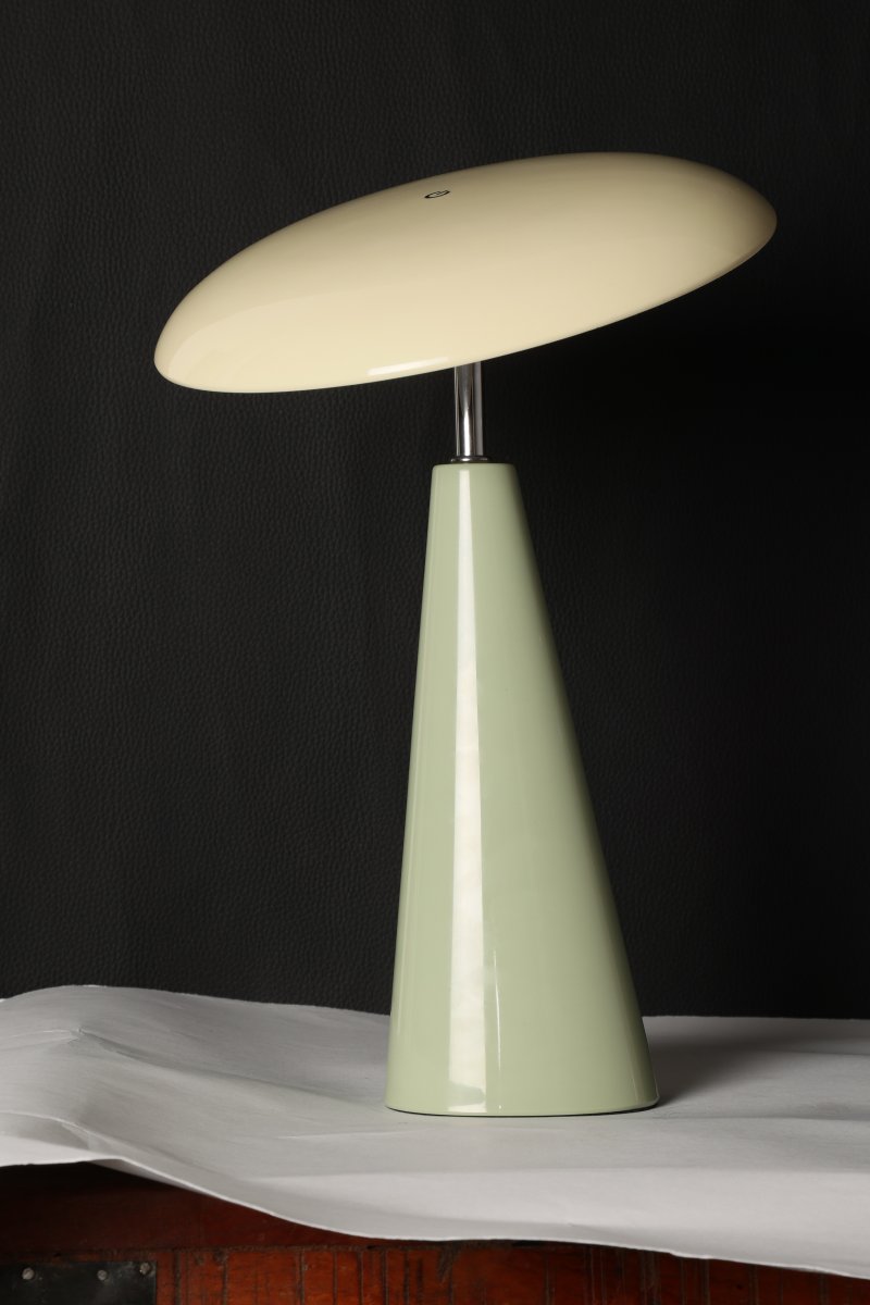 Audrey 33cm Lysegrøn/beige bærbar Fra Eja - Den integrerede LED-belysning giver et behageligt lys, og lampen er dæmpbar for nemt at skabe den rette atmosfære i rummet.