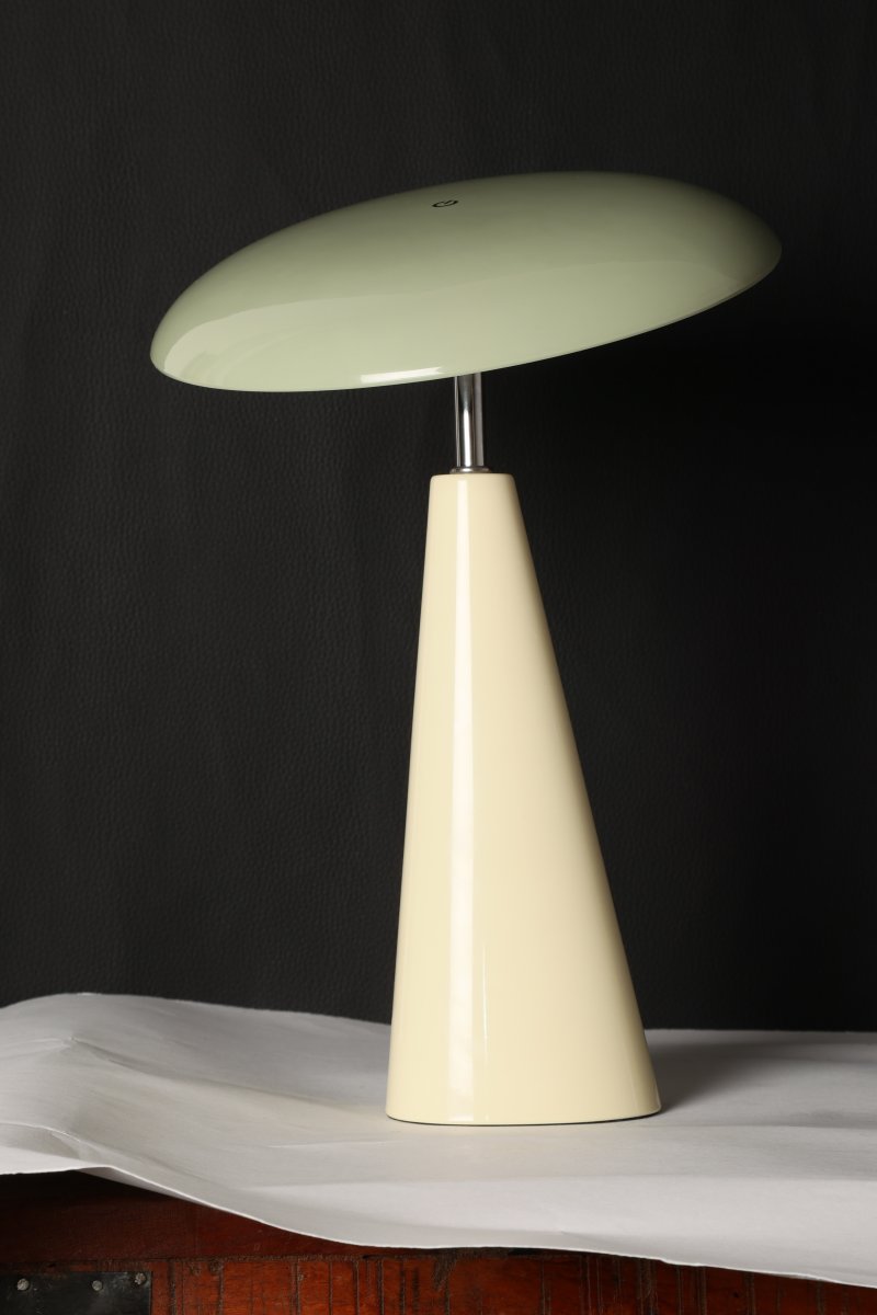 Audrey 33cm Beige/lysegrøn bærbar Fra Eja - Den integrerede LED-belysning giver et behageligt lys, og lampen er dæmpbar for nemt at skabe den rette atmosfære i rummet.
