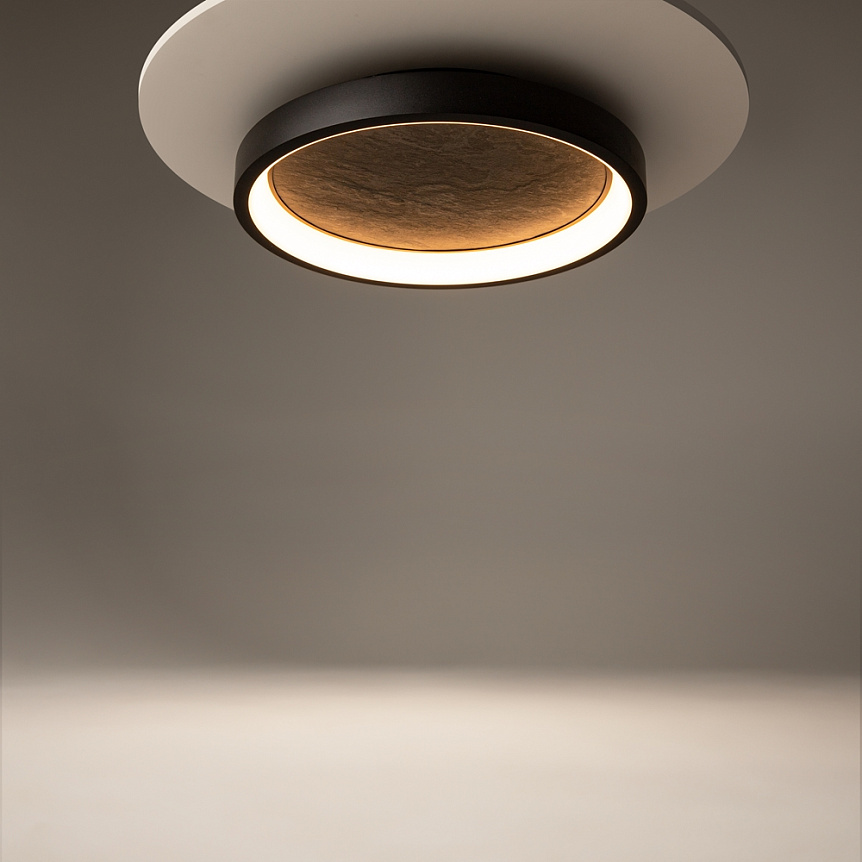 Orign Ø60 Sort plafond Fra Maytoni - Orign er en loftslampe i metal med en elegant stenimitation i midten, der giver et naturligt og eksklusivt indtryk.