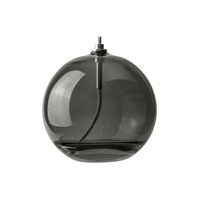 Oljelampa Aura Stor Røgfarvet Fra Mette Ditmer - Dess eleganta design och r&ouml;kf&auml;rgade glas sprider ett mjukt, varmt ljus som ger en lugn och mysig k&auml;nsla.