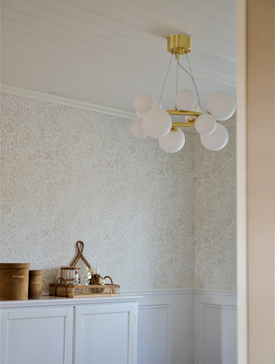 Molekyl Ø50 Mat messing loftslampe Fra Aneta Lighting - Dets moderne og unikke design kombineret med materialer af høj kvalitet gør det til et ideelt valg for den designbevidste &ndash; en lampe, der er lige så meget en stemningsskaber som en stilsætning.