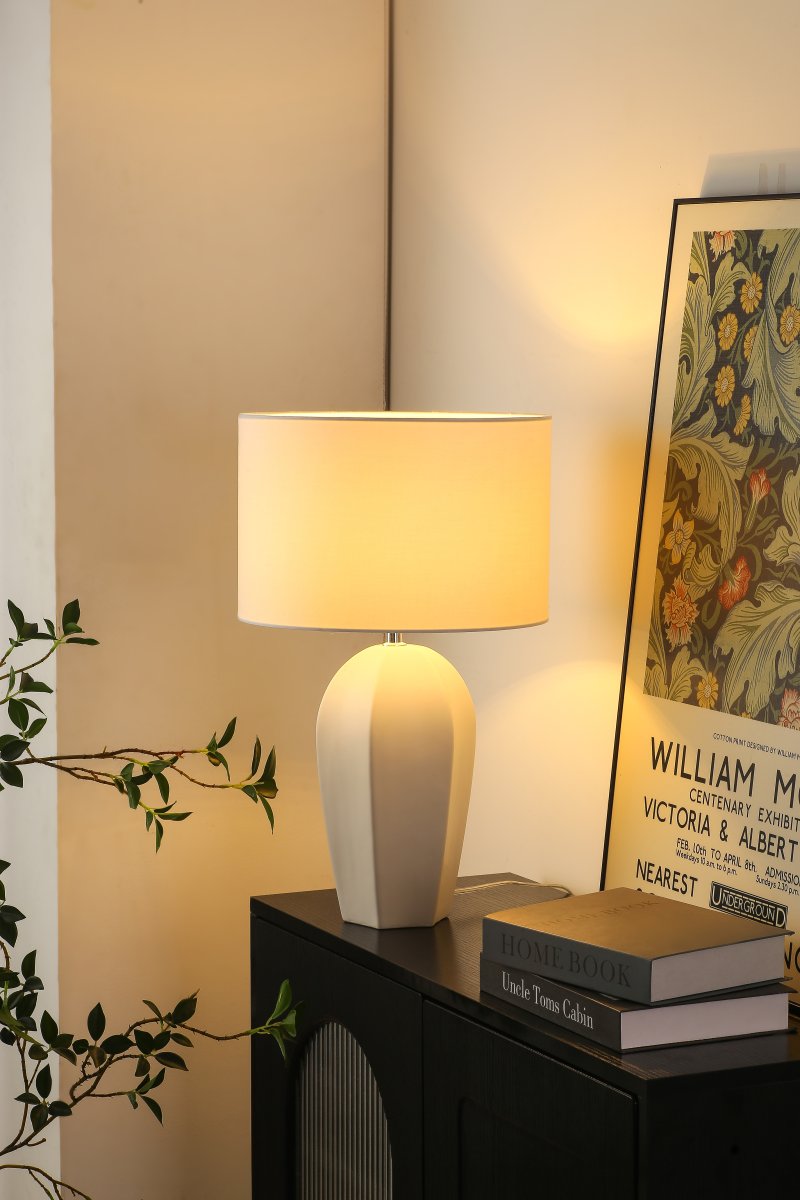 Physalis 50cm Hvid bordlampe Fra Nordic Lighting - Physalis er en elegant bordlampe med et rent og tidl&oslash;st udtryk.