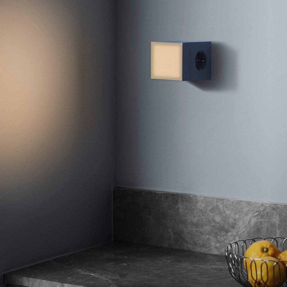 LAMP 1 - EU Blå Fra Avolt - Denne praktiske lille lampe tilsluttes direkte til stikkontakten (230V) og er perfekt som natlampe eller stemningsbelysning i gangen, sovev&aelig;relset eller andre rum, hvor du &oslash;nsker et bl&oslash;dt lys.
