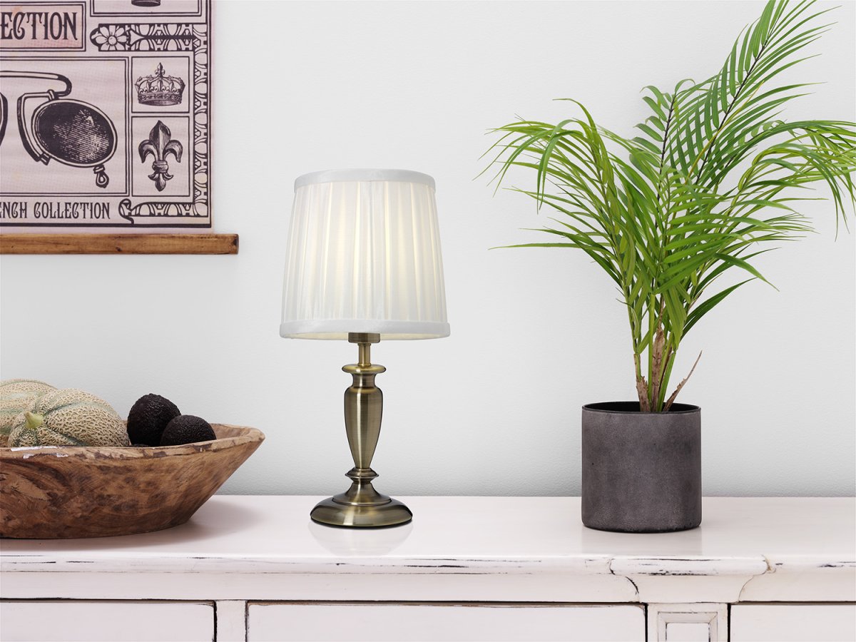 Ines 34cm Antik messing bordlampe Fra Cottex - Ines bordlampe i metal og tekstil er en elegant klassiker, der giver en tidløs charme til ethvert rum.
