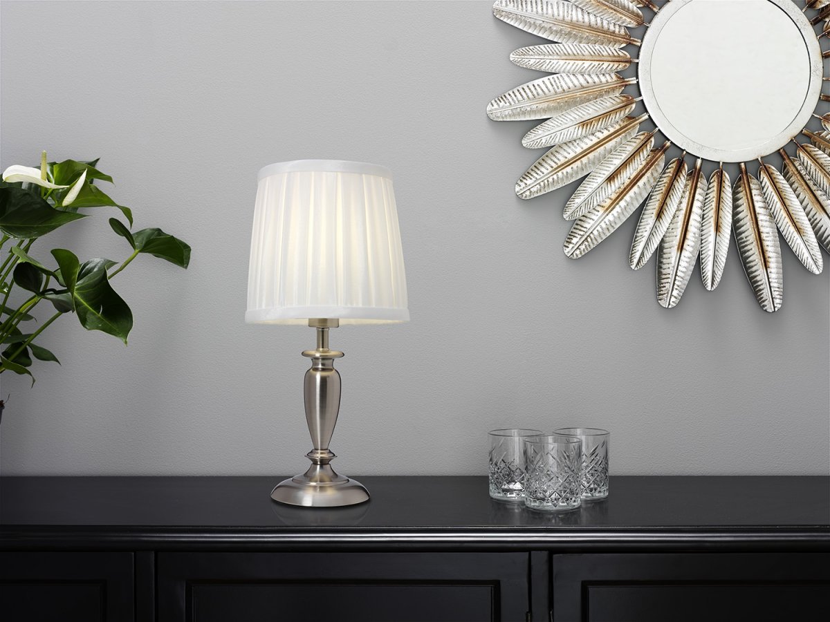 Ines 34cm Antik sølv bordlampe Fra Cottex - Ines bordlampe i metal og tekstil er en elegant klassiker, der giver en tidløs charme til ethvert rum.