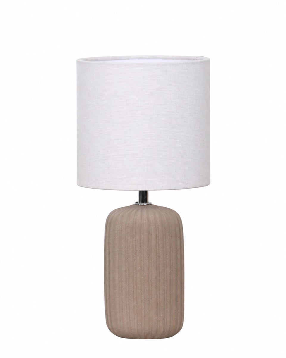 Palizzo 33cm Brun bordlampe Fra Nordic Lighting - Basen har en mat, sandlignende finish i en varm brun tone og en ribbet struktur, der giver lampen et bl&oslash;dt og dekorativt udtryk.