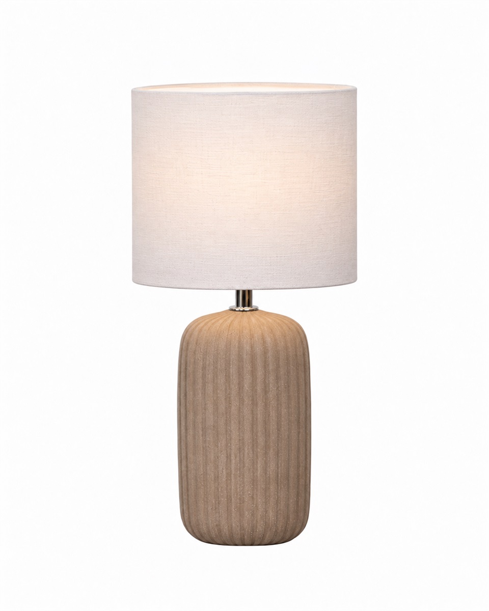 Palizzo 33cm Brun bordlampe Fra Nordic Lighting - Basen har en mat, sandlignende finish i en varm brun tone og en ribbet struktur, der giver lampen et bl&oslash;dt og dekorativt udtryk.